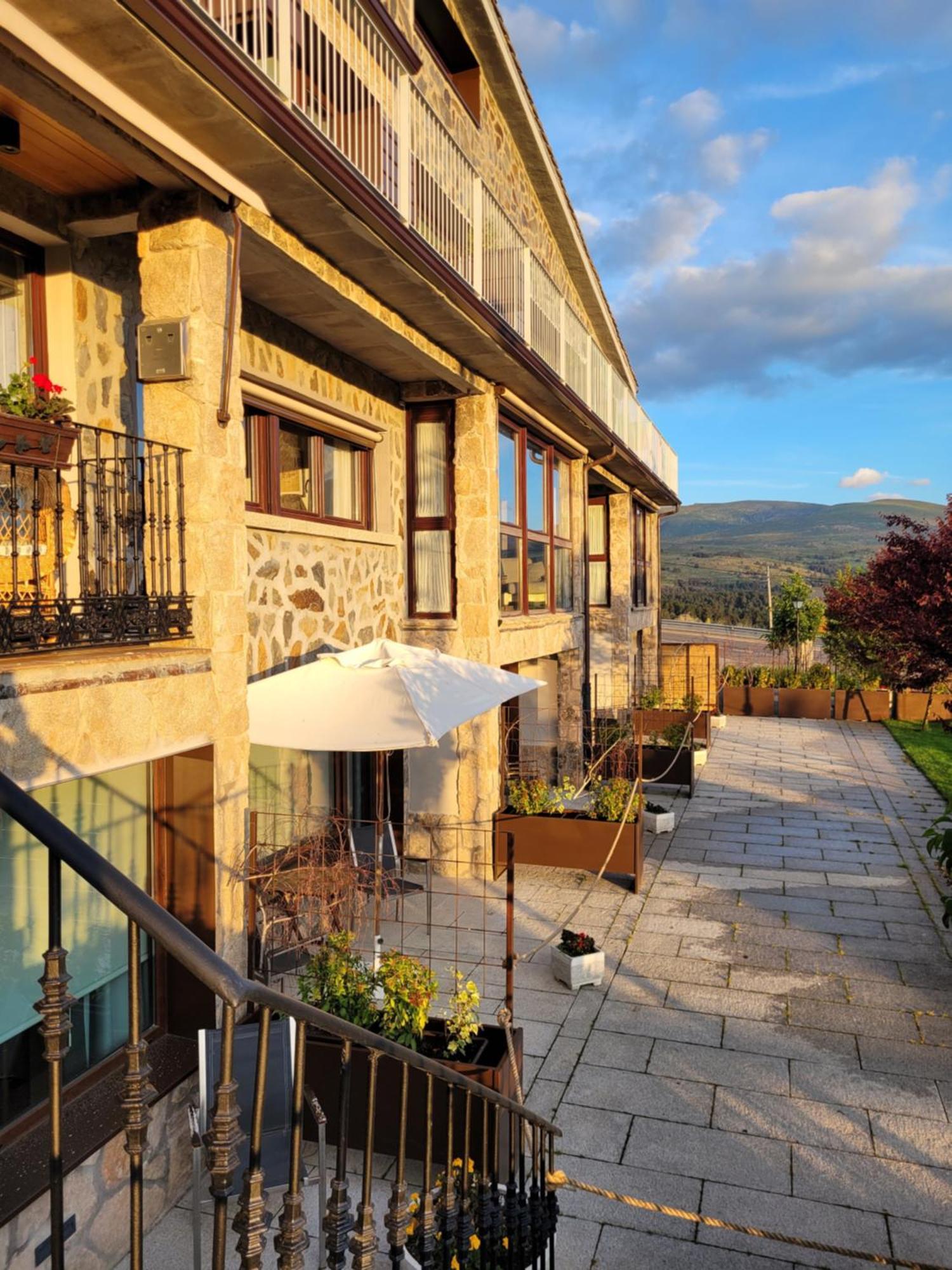 La Mira De Gredos Hotel Hoyos del Espino Exterior photo